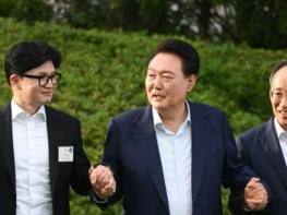 24일 용산 대통령실, 한동훈 대표와 손 맞잡아 기사 이미지